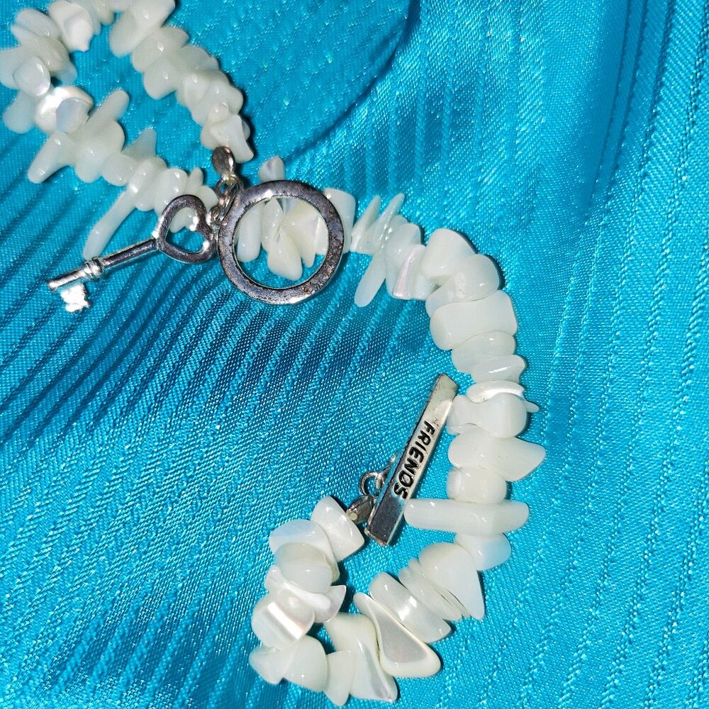 MOTHER OF PEARL CHIP TOGGLE CLASP BRACELET  WITH HEART KEY AND FRIENDSHIP CHARM - Picture 2 of 10